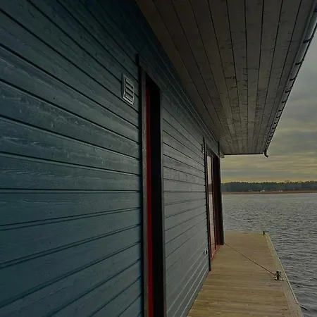 Holiday home Staghorn Floating River House *